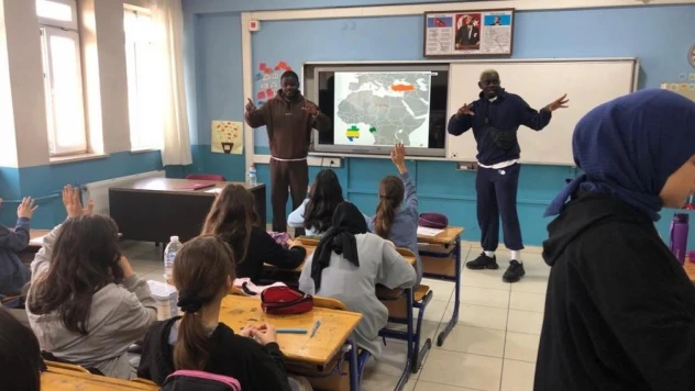 Yabancı öğrenciler liseli gençlere ülkelerini tanıttı
