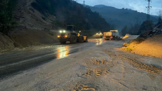 Yağmurdan kapanan yolu Büyükşehir ekipleri kısa sürede açtı