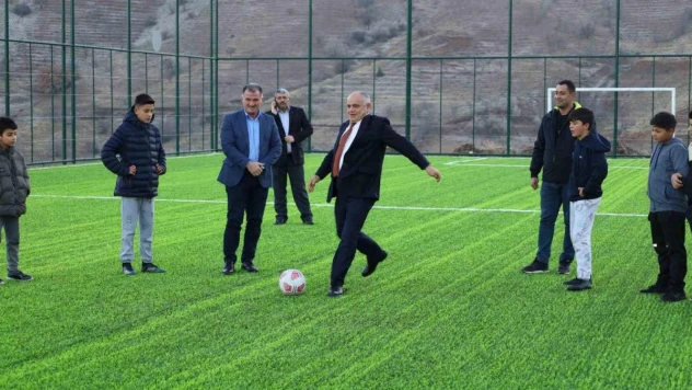 Yahyalı'da halı saha yapımları devam ediyor