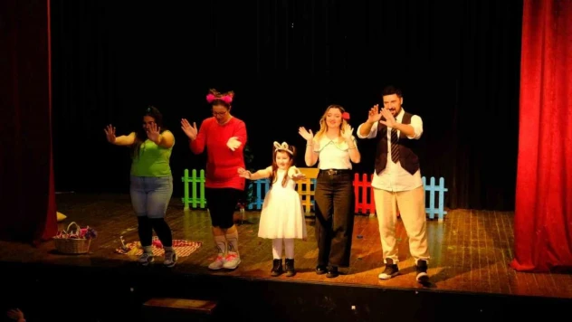 Yalova'da 'Zorba Olma Dost Ol' oyunu ilgiyle izlendi