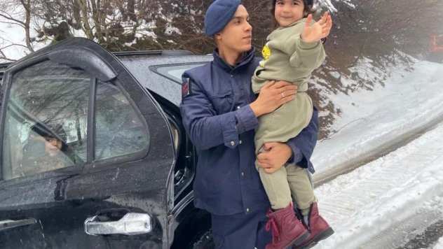 Yalova'da karda mahsur kalan 5 kişilik aile 19 saat sonra kurtarıldı