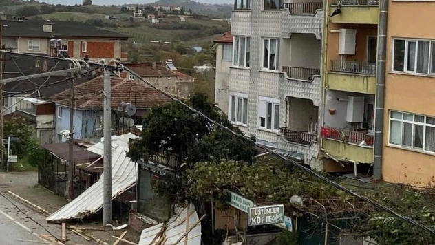 Yalova'da şiddetli rüzgarda çatı uçtu: 2 yaralı