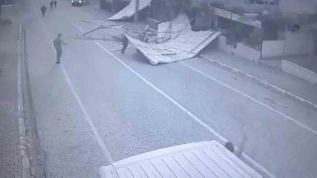 Yalova'da uçan çatının altında kalarak yaralandı