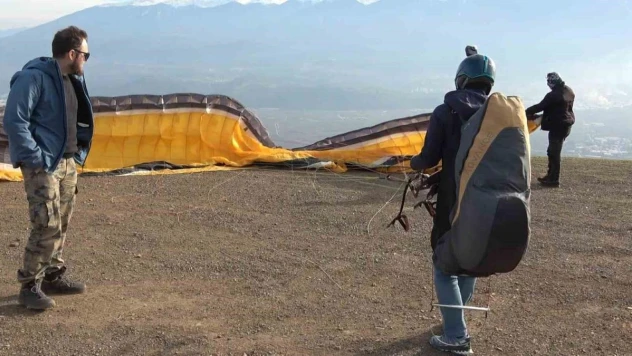Yamaç paraşütü yapan arkadaşlarını uçaktan selamladı