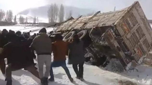 Yan yatan kamyonu bağladıkları ipi çekerek kaldırdılar