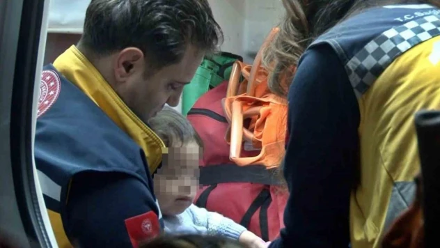 Yanan dairedeki 3 çocuğu komşular, anneannelerini itfaiye kurtardı