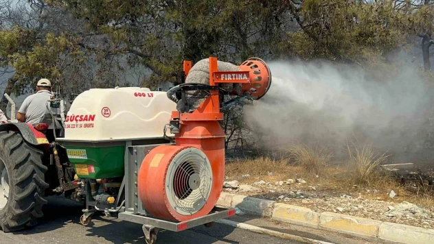 Yangın turizm yolunu kapattı, ekipler ve halk alevlere karşı mücadele ediyor