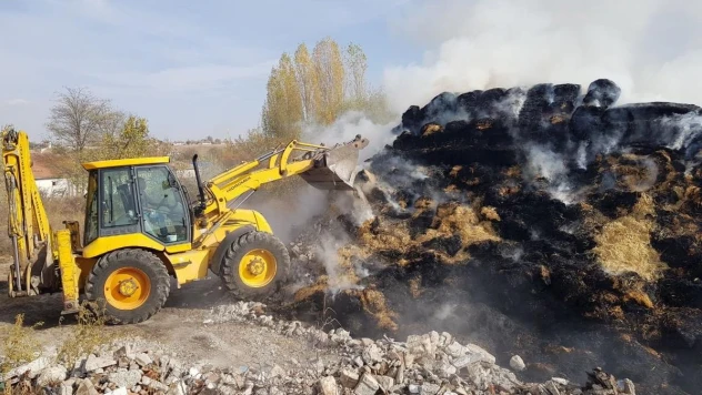 Yangında 2 bin 500 adet saman balyası kül oldu