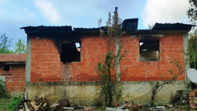 Yangında annesini kaybeden ve evi küle dönen vatandaş yardım bekliyor