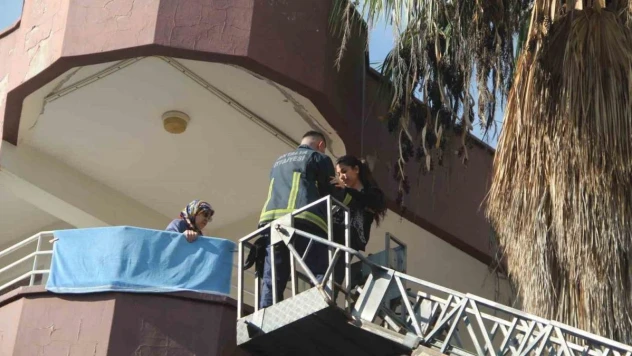 Yangında balkonda mahsur kalan torun ve babaanne kurtarıldı