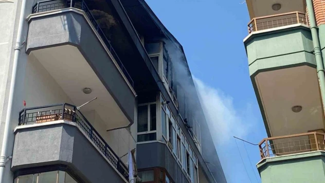 Yangında mahsur kalan anne ile çocukları, komşularının yardımıyla kurtarıldı