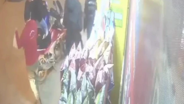 Yanlışlıkla gaza bastı, arkadaşı motosikletten düştü