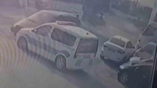 Yaralı polislerin, suçlunun peşini bir an olsun bırakmaması kameraya yansıdı
