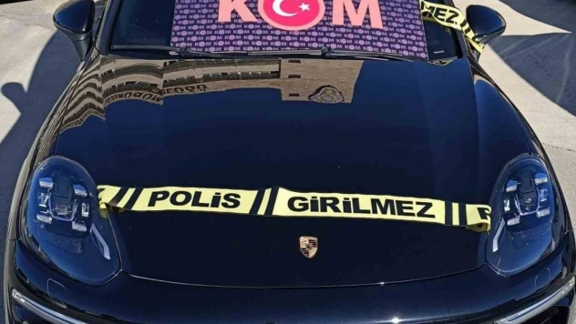 Yasa dışı yollarla Türkiye'ye sokulan 2 lüks araca el konuldu