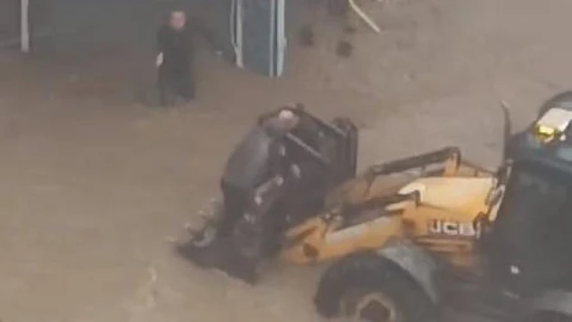 Yaşanan su baskınlarında mahsur kalanların kepçelerle kurtarıldığı o anlar ortaya çıktı