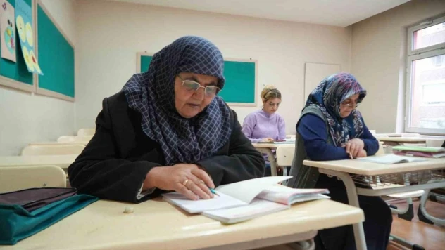 Yaşlarına aldırmadılar, okuma yazma öğrenmeye başladılar