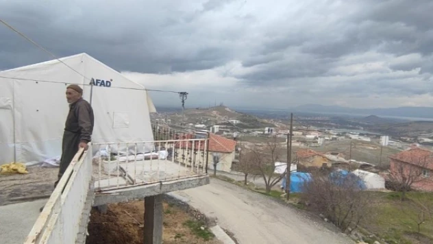 Yaşlı çiftin kurduğu çadırı görenler şaşırıyor