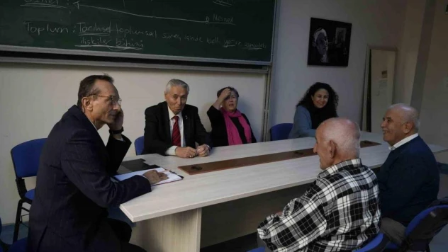 Yaşlı öğrenciler mezun olmak istemeyince, çözüm yüksek lisansta bulundu