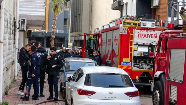Yatak odasının kule döndüğü yangında canlarını zor kurtardılar