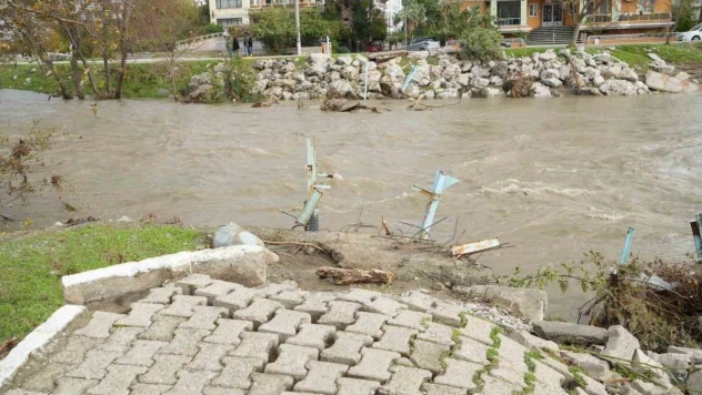 Yayaların kullandığı asma köprü aşırı yağış nedeniyle çöktü