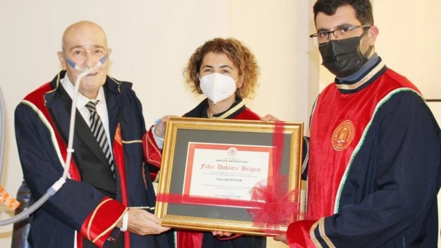 Yazar Sadi Bayram'a hastane odasında fahri doktora verildi