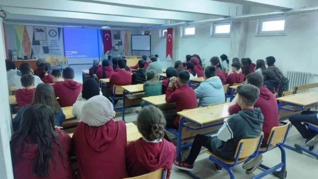 Yazar Şafak Güçlü, Hisarcık'ta lise öğrencileriyle bir araya geldi