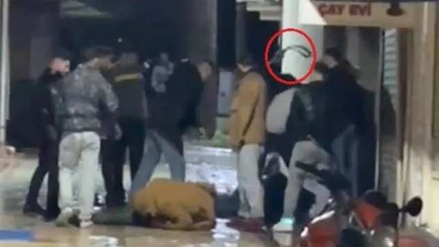 Yerdeyken tekmeleyip kemerle dövdüler: Dehşet anları kamerada