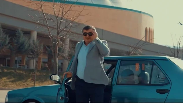 Yerel seçim rekabetinde otomobille renkli propaganda