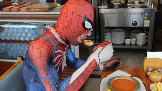 Yerli örümcek adam Yozgat'ın yöresel lezzeti 'arabaşı' çorbasını içip, hamurunu yuttu