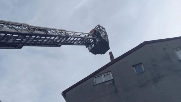 Yıkılmak üzere olan baca korkuya neden oldu