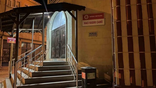 Yılbaşı gecesi caminin yardım kutusunu zorlayan şüpheliler olay yerinden kaçtı