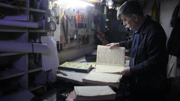 Yıpranan Kur'an-ı Kerimleri 46 yıldır onarıyor