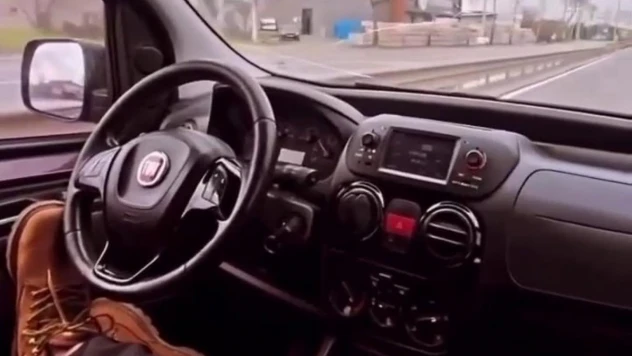 Yolcu koltuğuna geçip ayaklarıyla direksiyonu kontrol etti