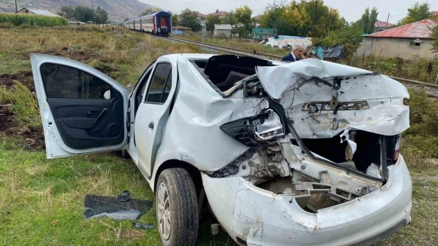 Yolcu treni otomobile çarptı
