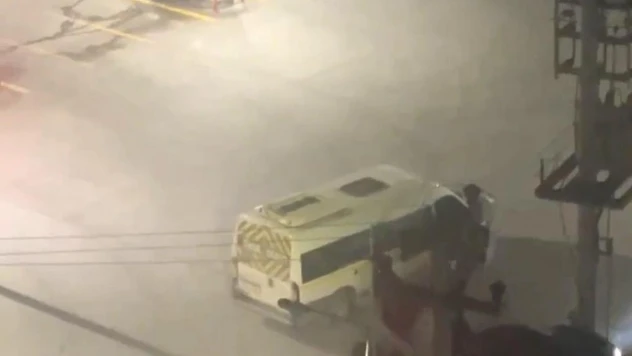 Yolcuların da karıştığı yol verme kavgası kameraya yansıdı