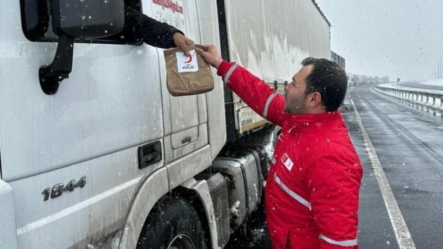 Yolda kalan araçlardaki vatandaşlara sıcak çay ve çorba ikramı