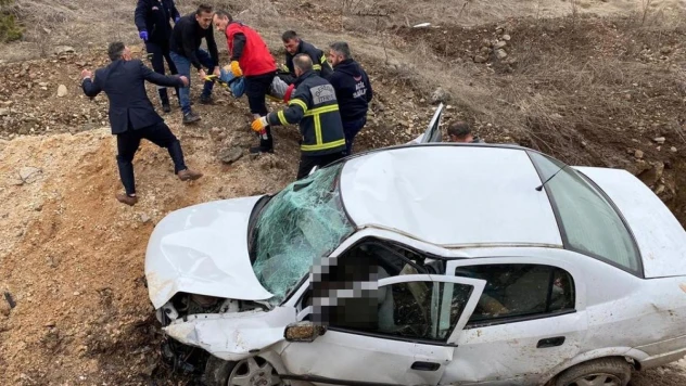 Yoldan çıkan otomobil hurdaya döndü: 1 ölü, 3 yaralı