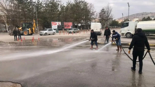 Yollar basınçlı suyla yıkanıyor çevre temizliği aralıksız devam ediyor
