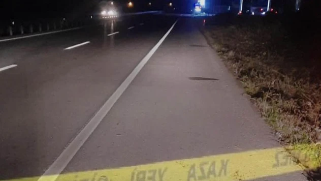 Yolun karşısına geçmek isterken otomobil çarptı, olay yerinde hayatını kaybetti