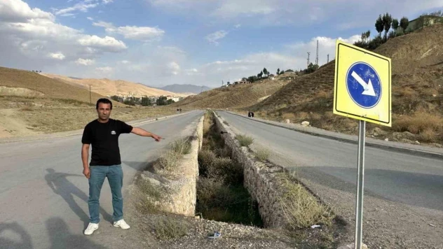 Yolun ortasında korkuluksuz kanal tehlike saçıyor