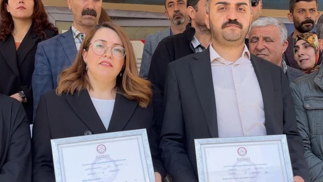 Yüksekova Belediye Başkanı mazbatasını aldı