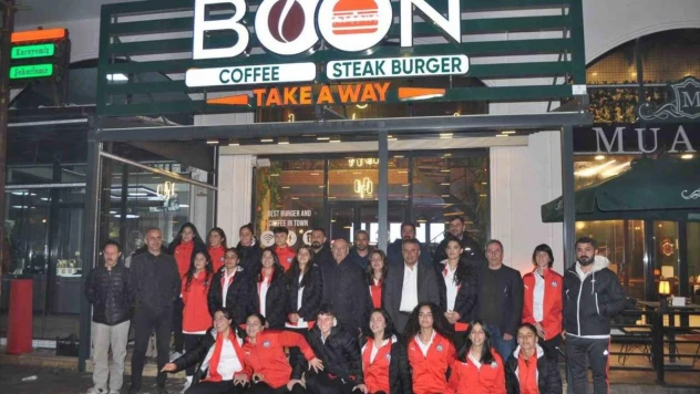 Yüksekova Belediyespor Kadın Futbol Takımı yemekte bir araya geldi