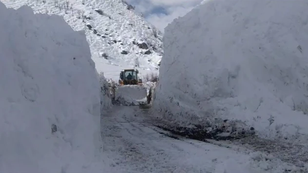Yüksekova'da 5 metreyi geçen kar tünellerinde çalışma
