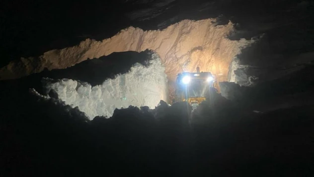 Yüksekova'da 7 metreyi geçen kar tünelleri