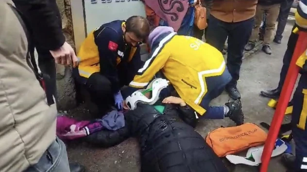 Yüksekova'da başına buz kütlesi düşen kadın yaralandı