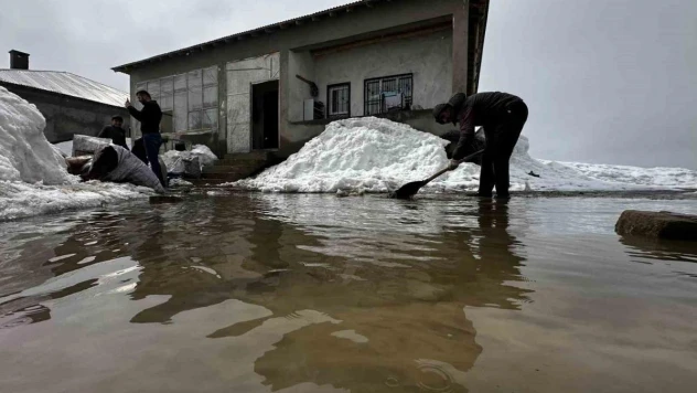 Yüksekova'da bir evin odunluğu sular altında kaldı