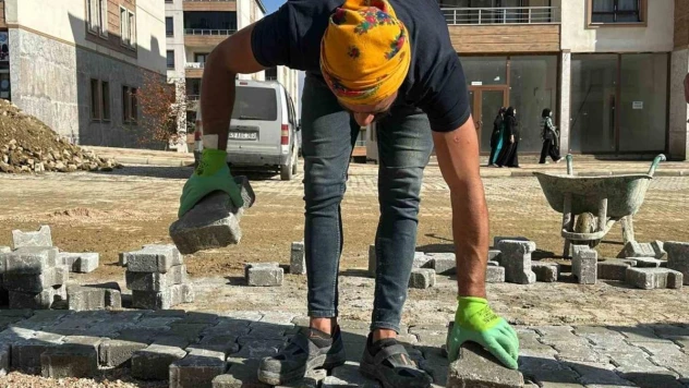 Yüksekova'da bozulan yollar onarılıyor