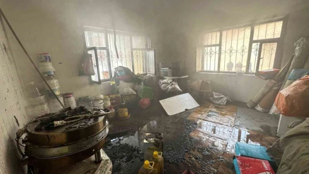 Yüksekova'da çıkan yangında ev kullanılamaz hale geldi