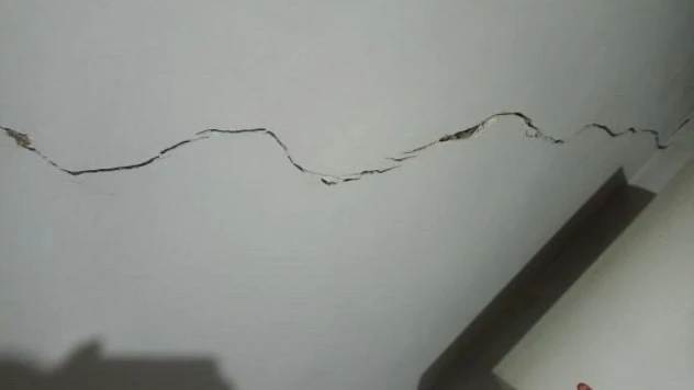 Yüksekova'da depremde bazı köylerde evlerin duvarında çatlaklar oluştu