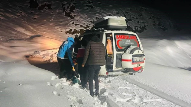 Yüksekova'da hipertansiyon hastası kadın 4 saatlik çalışma sonucu kurtarıldı